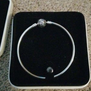 Limited Edition Pandora Dainty Bow Bangle
